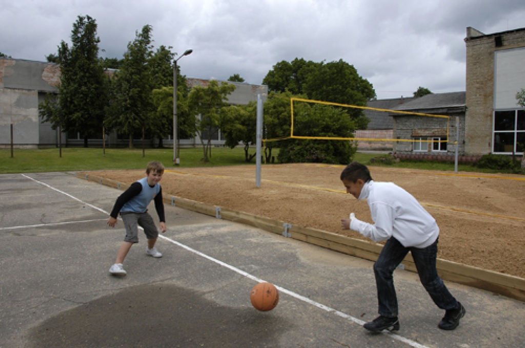 Vietējie iedzīvotāji Dinārs Sikša (no labās) un Kristaps Rudzītis smilšu volejbola laukumu vērtē kā vajadzīgu uzlabojumu. «Būs interesanti kādreiz ar draugiem uzspēlēt,» teic Kristaps. Pašlaik zēni brīvajā laikā nodarbojas ar basketbolu. 
Autors: Ivars Bogdanovs