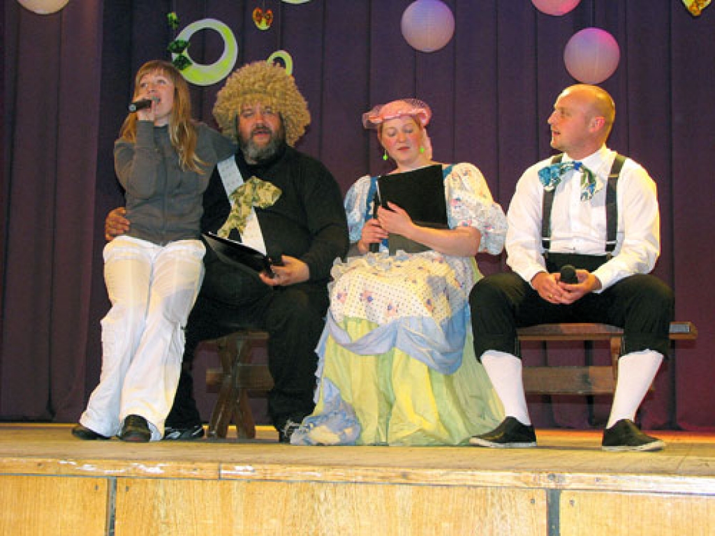 Pie īslīciešiem viesojās Žanna Berezina (no kreisās), viņai un amatierkopu dalībniekiem programmā iejusties palīdzēja Karlsons, Bokas jaunkundze un Brālītis.
Autors: Juris Iļņickis