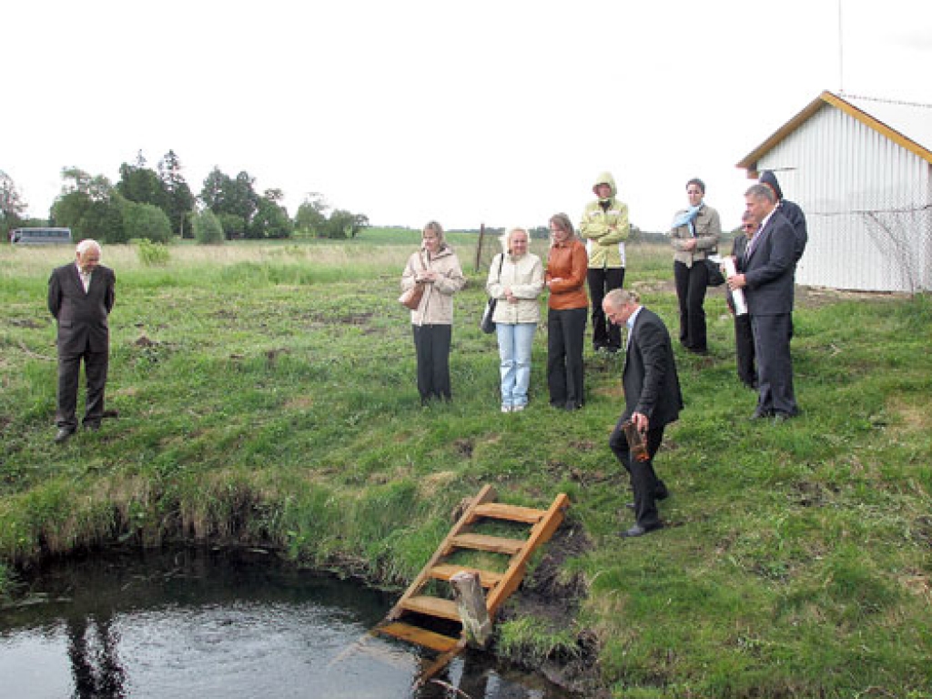 Aldis Dzirkalis, «Stelpes minerālūdens» ražotnes vadītājs, aicināja uz diskusiju varas un mediju pārstāvjus un izrādīja minerālūdens tapšanas procesu, sākot no Stelpes avota. 
Autors: Juris Iļņickis