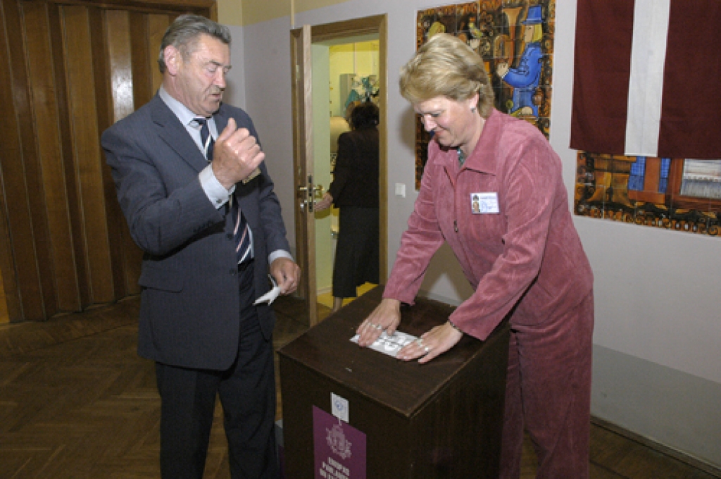 Vēlēšanas beigušās. Vēlēšanu kasti aizzīmogo Īslīces vēlēšanu iecirkņa komisijas priekšsēdētājs Aleksandrs Rūja un komisijas locekle Ligita Adamoviča.
Autors: Ivars Bogdanovs