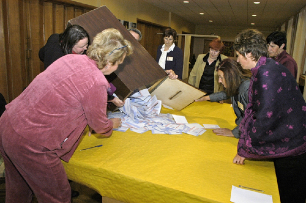 Balsošana beigusies. 6. jūnijs pulksten 23.25, vēlēšanu iecirknī Īslīcē visi darbi padarīti, lai varētu sākties balsu skaitīšana.
Autors: Ivars Bogdanovs