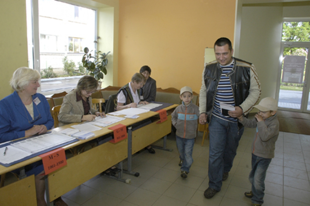 Codietis Kaspars Čakāns balsot ieradās ar abiem dvīņu dēliem – Kasparu un Kristiānu. 
Autors: Ivars Bogdanovs