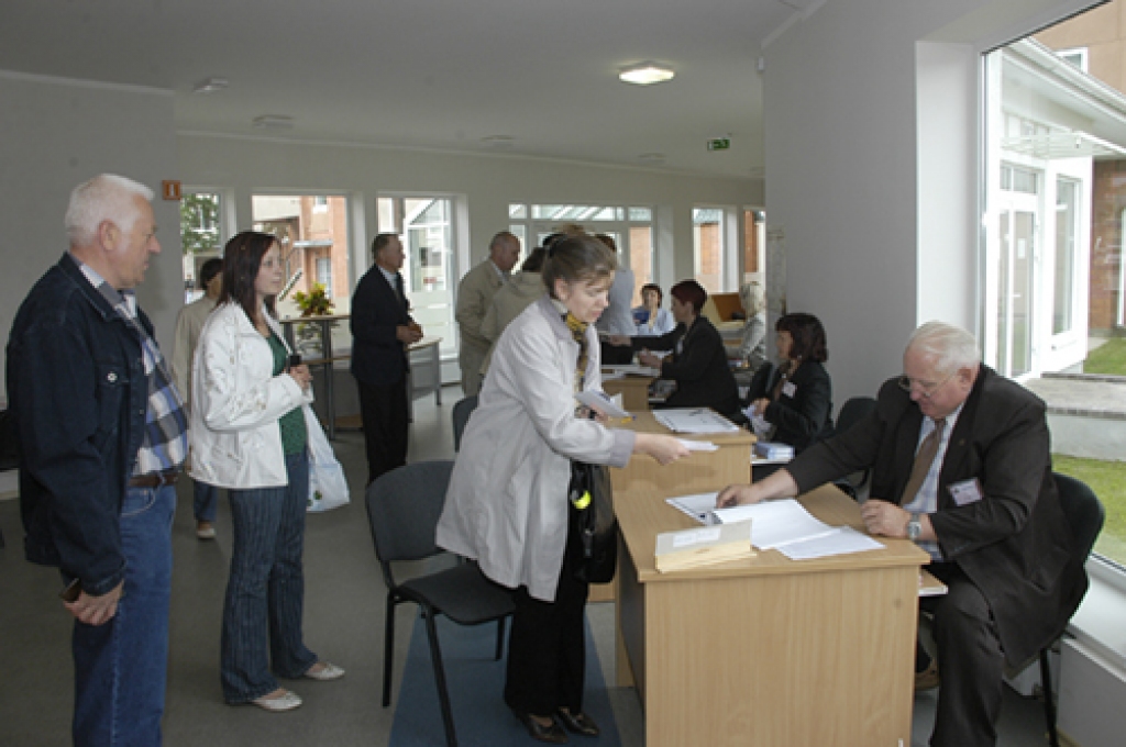 Iecirknī Bauskas 2. vidusskolā līdz plkst. 16 bija nobalsojuši 1280 Bauskas vēlētāju.
Autors: Ivars Bogdanovs