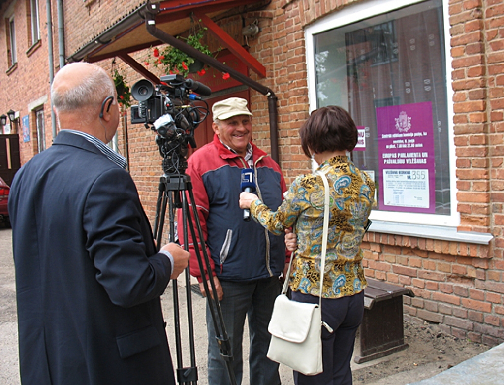 Skaistkalnietis Antons Lužins par vēlēšanu norisi stāsta Lietuvas televīzijai.
Autors: Vilnis Auzāns