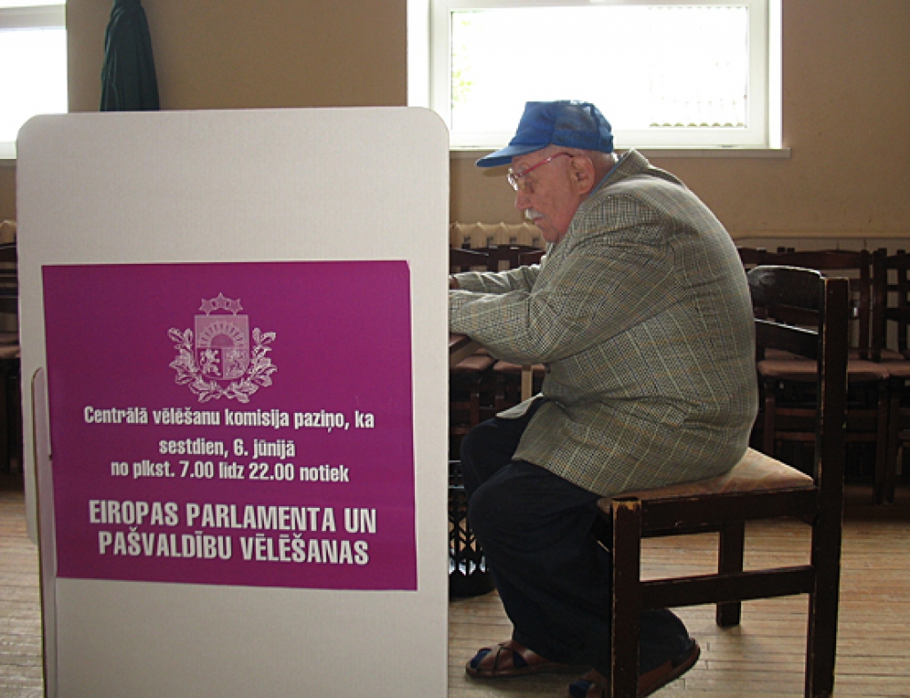 Kurmenietis Edmunds Trūba, pirms izdarīt izvēli, vēlreiz rūpīgi pārskata visas vēlēšanu zīmes.
Autors: Vilnis Auzāns