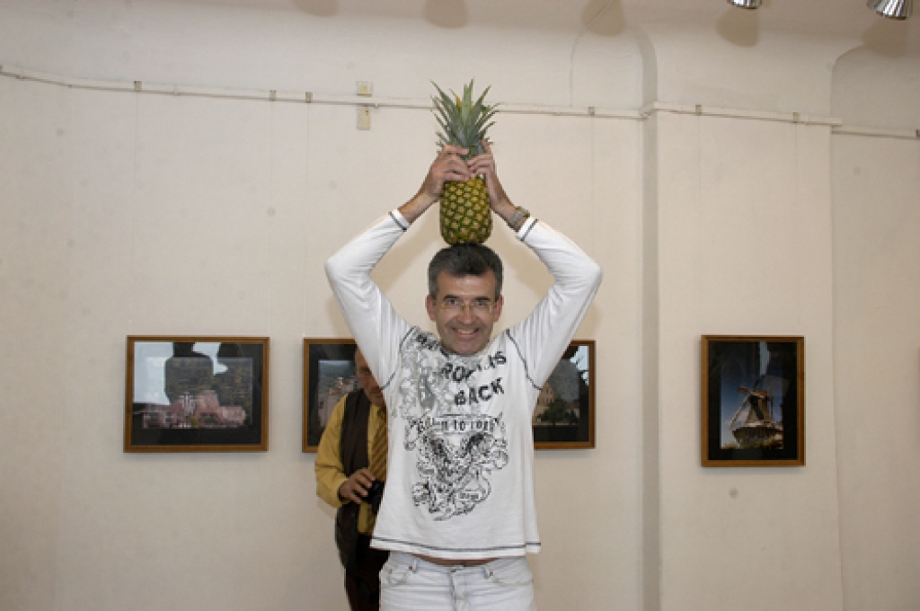 Izstādes «Dzīves atspulgi» atklāšanā autors Raitis Ābelnieks, fonā – fotostudijas «Bauska» vadītājs Ivars Kalniņš. 
Autors: Ivars Bogdanovs