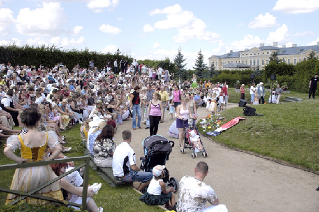 Bērnu un jauniešu svētki pie pils Rundālē jau ir tradicionāli. Attēlā – vienos no iepriekšējo gadu svētkiem.
Autors: no «Bauskas Dzīves» arhīva