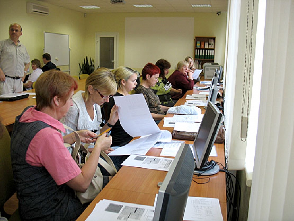 Bauskas un Rundāles novada vēlēšanu komisiju locekļi nodarbībās izzina jaunumus, kā šosestdien, 6. jūnijā, nāksies elektroniski apkopot informāciju par vēlēšanu norisi. 
Autors: Vilnis Auzāns