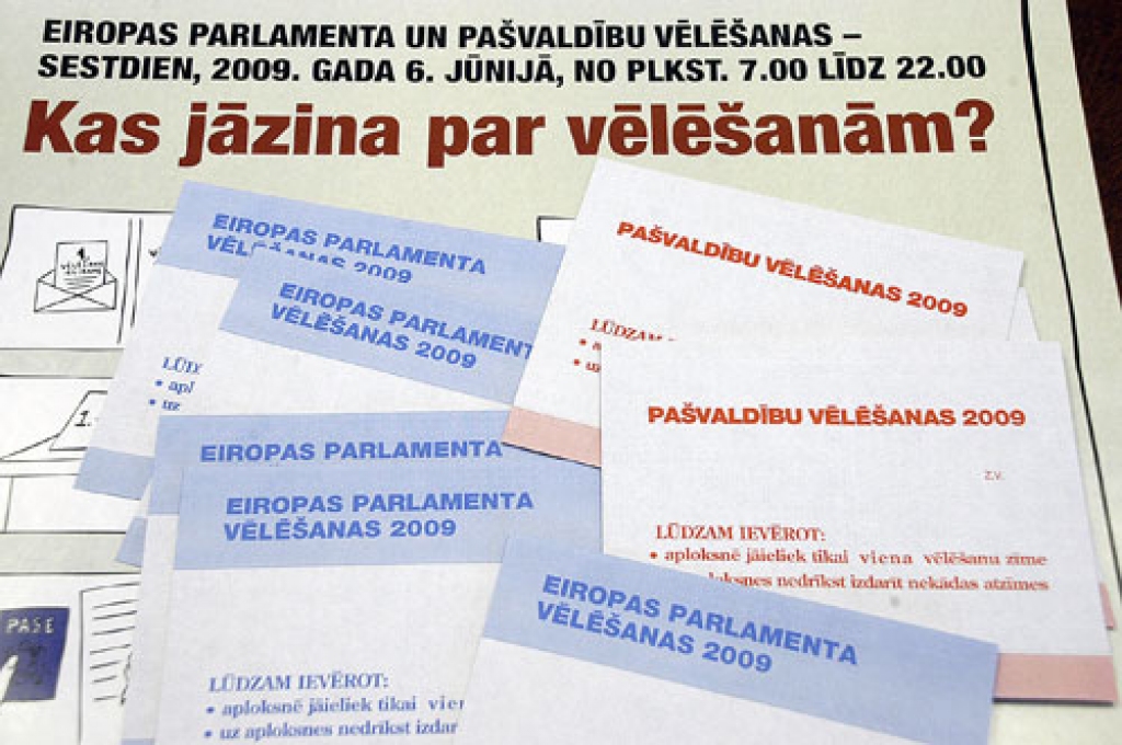 Ļoti svarīgi nesajaukt un vēlēšanu zīmes ielikt atbilstīgajās vēlēšanu aploksnēs. EP vēlēšanu zīme jāievieto Eiropas Parlamenta vēlēšanu aploksnē, pašvaldību vēlēšanu zīme – pašvaldību vēlēšanu aploksnē.
Autors: Ivars Bogdanovs