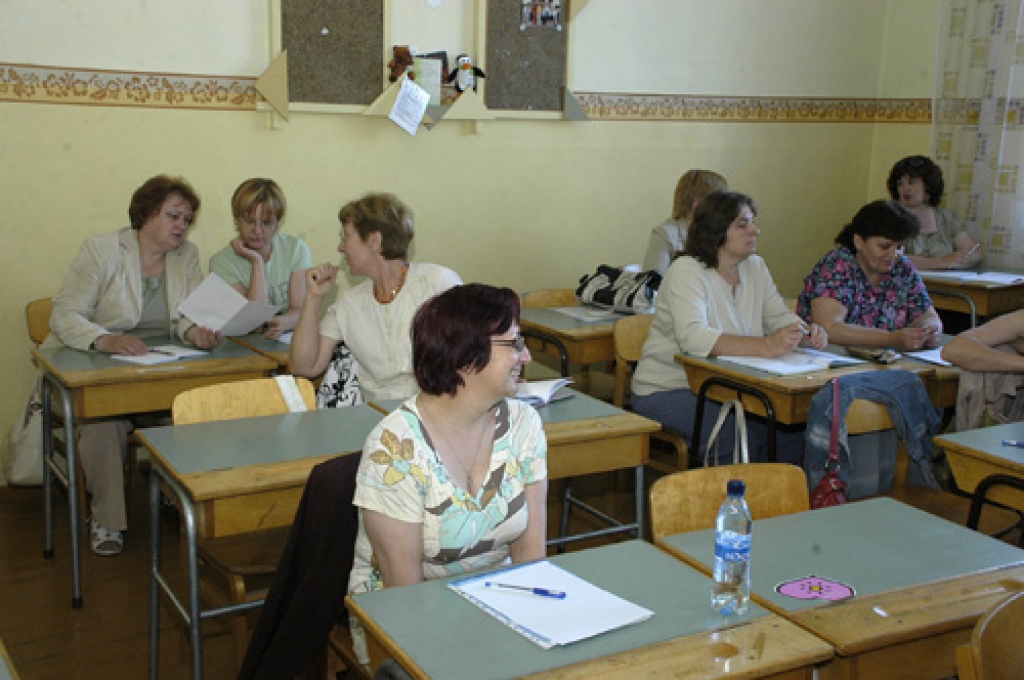 Lai arī ir liela neziņa par nākotni, rajona latviešu valodas un literatūras pasniedzējas uz kursiem Bauskā ieradušās labā noskaņojumā. 
Autors: Ivars Bogdanovs