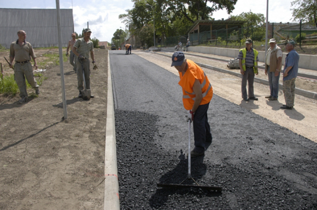 Uzņēmuma «Šlokenbeka» darbinieki Salātu ielā klāj asfaltu. 
Autors: Ivars Bogdanovs
