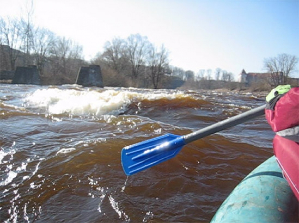 Attēlā – ar laivām Mēmelē Bauskā vēl aprīlī. 13. jūnijā tik liels ūdens un krācītes nav gaidāmas...
Autors: no www.baronsquest.com