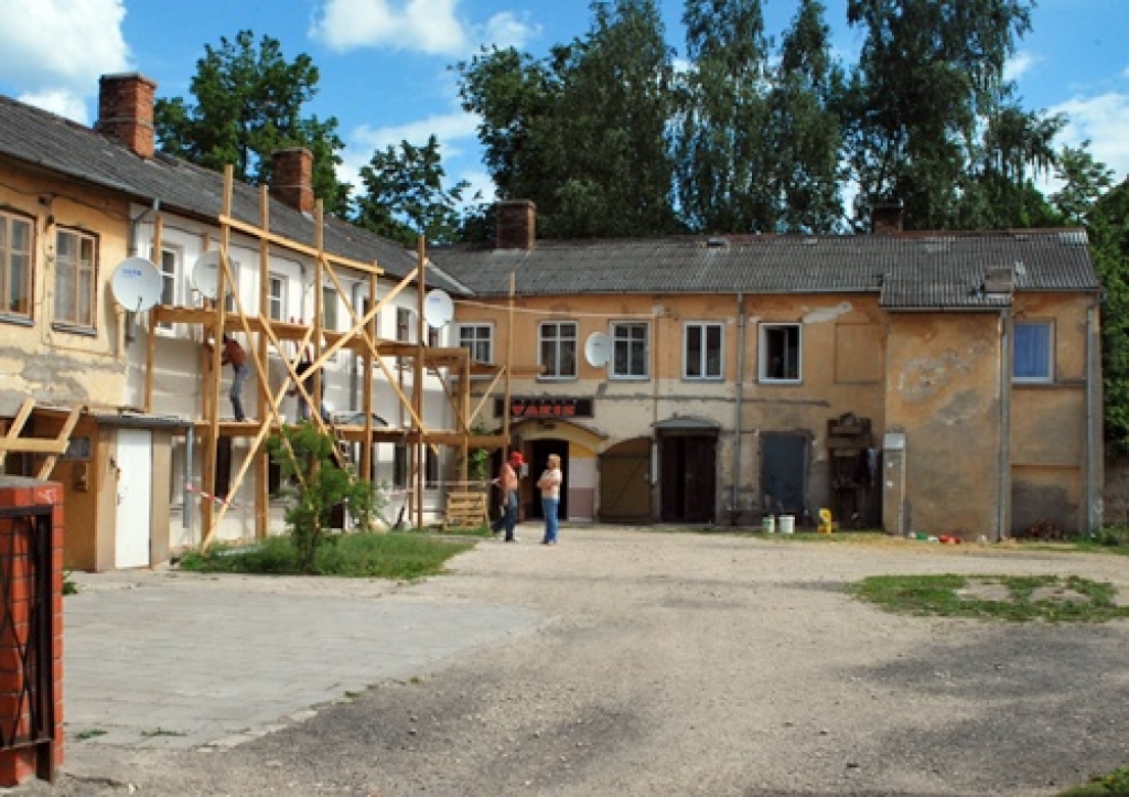 Ēkai Pasta ielā 5 ir sākts fasādes kosmētiskais remonts. 
Autors: Uldis Varnevičs