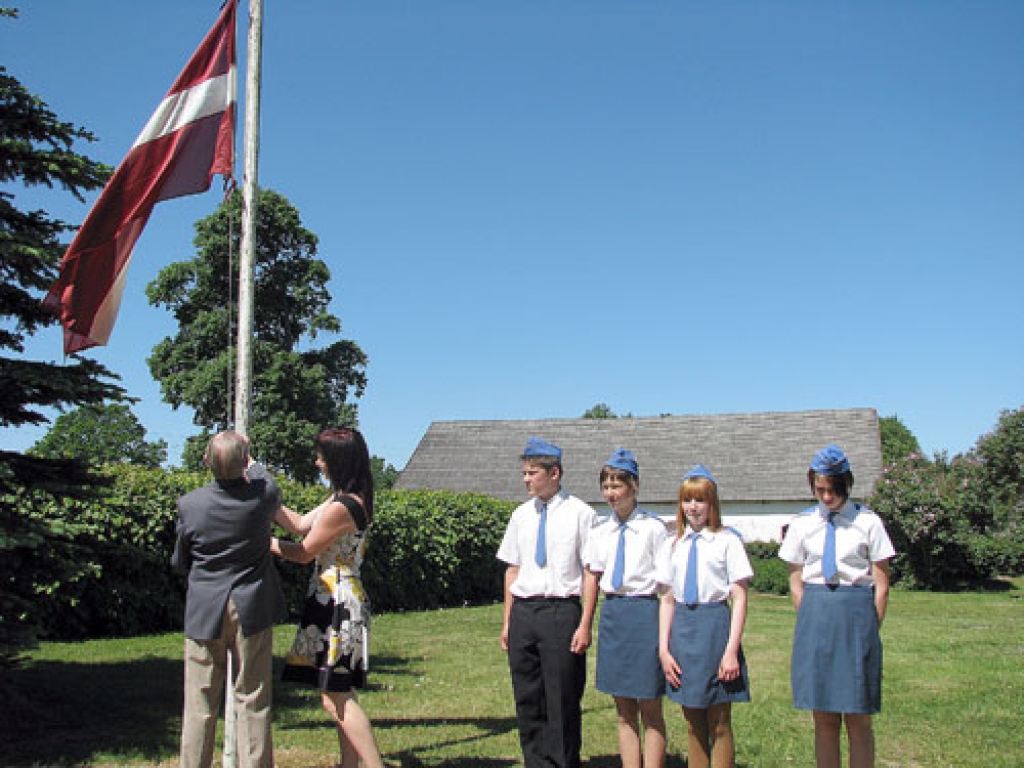 Atklājot dzejnieka Viļa Plūdoņa atcerei veltītu piemiņas brīdi, pie viņa muzeja mastā pacelts Latvijas karogs.
Autors: Juris Iļņickis
