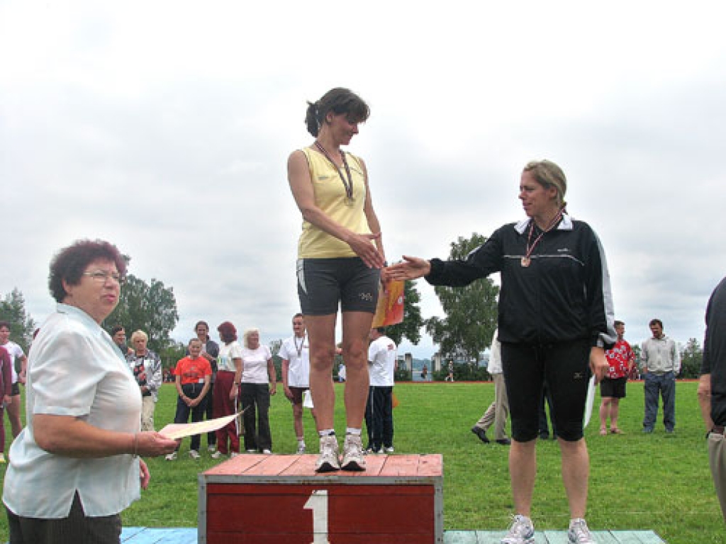 Latvijas Sporta veterānu savienības 46. sporta spēļu finālsacensībās, kas 27. un 28. jūnijā risinājās Aizkrauklē, pirmajā dienā sportistus lietus izmērcēja līdz pēdējai vīlītei. Tas nemazināja veterānu sparu, un otrajā dienā visus priecēja...