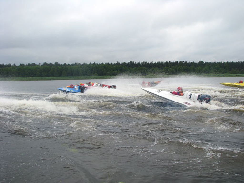 Lielupes akvatorijā Jūrmalā sestdien, 27. jūnijā, veiksmīgas sacensības bija ātrumlaivas F-2 pilotam Uvim Slakterim. Viņš izcīnīja pirmo vietu Skandināvijas čempionāta trešajā posmā un izvirzījās vadībā kopvērtējumā.

Vienlaikus sacentās...