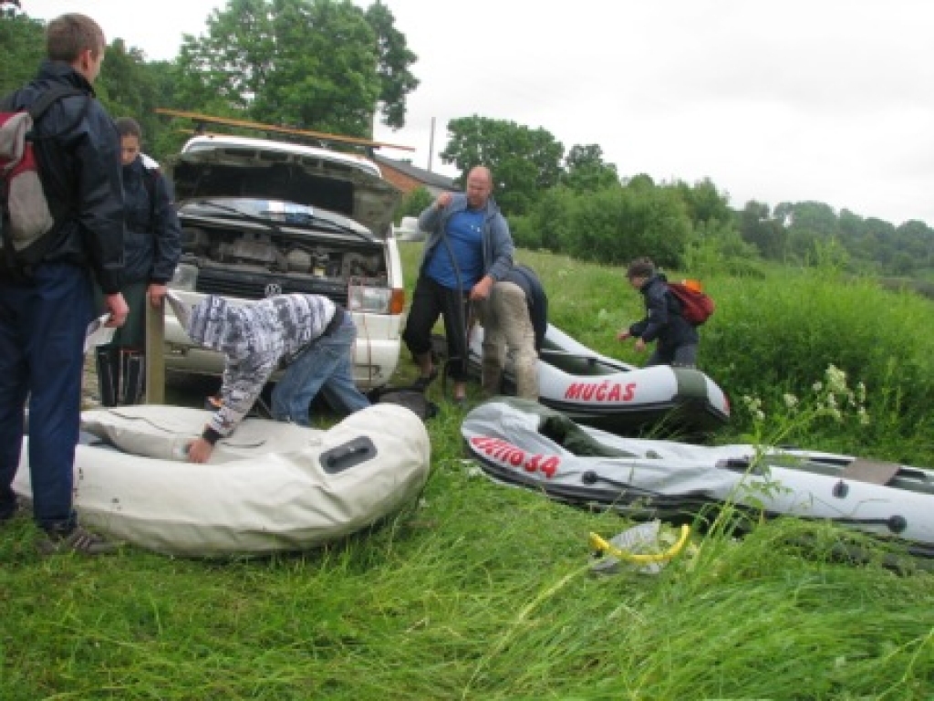 Apmācies un lietainais sestdienas, 13. jūnija, rīts nebija sabojājis piedzīvojumu sacensību «Barona mantojums» noskaņojumu

Tikai pāris pieteikto komandu nereģistrējās startam, informēja Ieva Barone, pie kuras pieteicās visi sacīkšu...