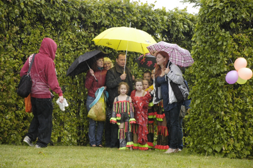 Bērniem un jauniešiem veltītā pasākumā «Svētki dārzā» uzstājās ne tikai vietējie, bet arī viesi no citām Latvijas pilsētām. Sarīkojums notika 7. jūnijā Rundālē. Lilita Lauskiniece, Rundāles pagasta kultūras darba vadītāja, stāstīja, ka 11...