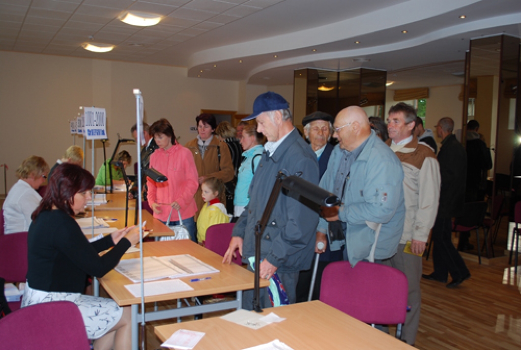 Latvijā beigušās Eiroparlamenta un novadu pašvaldību vēlēšanas. Saskaņā ar Centrālās vēlēšanu komisijas sniegtiem datiem 7. jūnijā plkst. 8, Bauskas novadā vēlēšanās piedalījušies 44,07% vēlētāju.
 
Derīgo vēlēšanu aplokšņu skaits Bauskas...