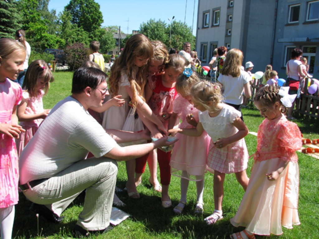 Atzīmējot Starptautisko bērnu aizsardzības dienu, kas ir 1. jūnijā, Īslīces pagastā jau 31. maijā bija organizēti svētki visjaunākajai paaudzei. Gan maziem, gan lieliem to dalībniekiem nevajadzēja garlaikoties.

Visi ar patiku kļuva par...