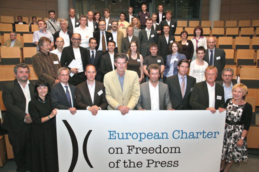 48 Eiropas žurnālisti un redaktori, kuri Hamburgā 2009. gada 25. maijā parakstīja pirmo Eiropas Preses brīvības hartu (Hanss Ulrihs Jergess – pirmajā rindā otrais no labās).