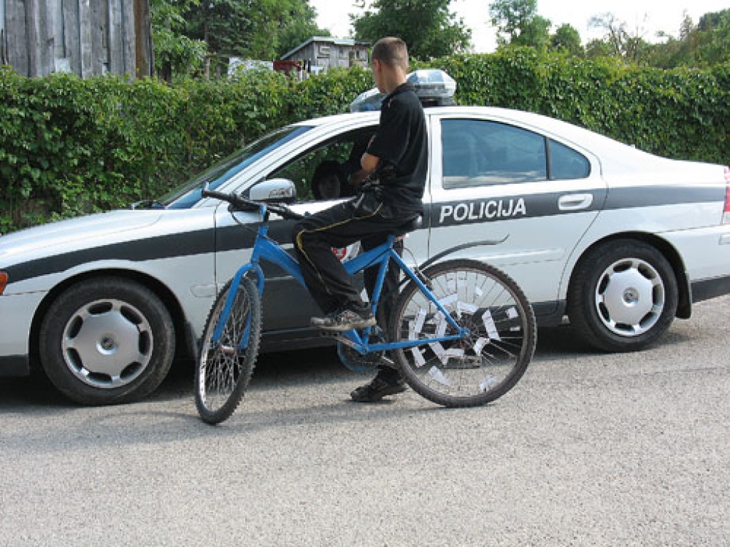 Policistu rūpju lokā nonākuši ne tikai pusaudži, kas pārgalvīgi vizinās ar velosipēdiem, bet arī gados vecāki, pieauguši un piedzērušies pedāļu minēji. 