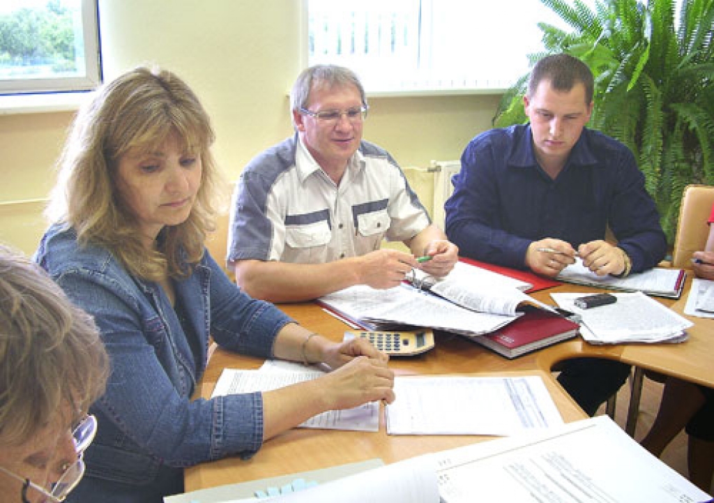 Pēdējā sēdē ziņo lauku attīstības speciāliste Ludmila Knoka (no kreisās), padomes priekšsēdētājs Aivars Okmanis, padomes sekretārs Oļegs Beinerts. 