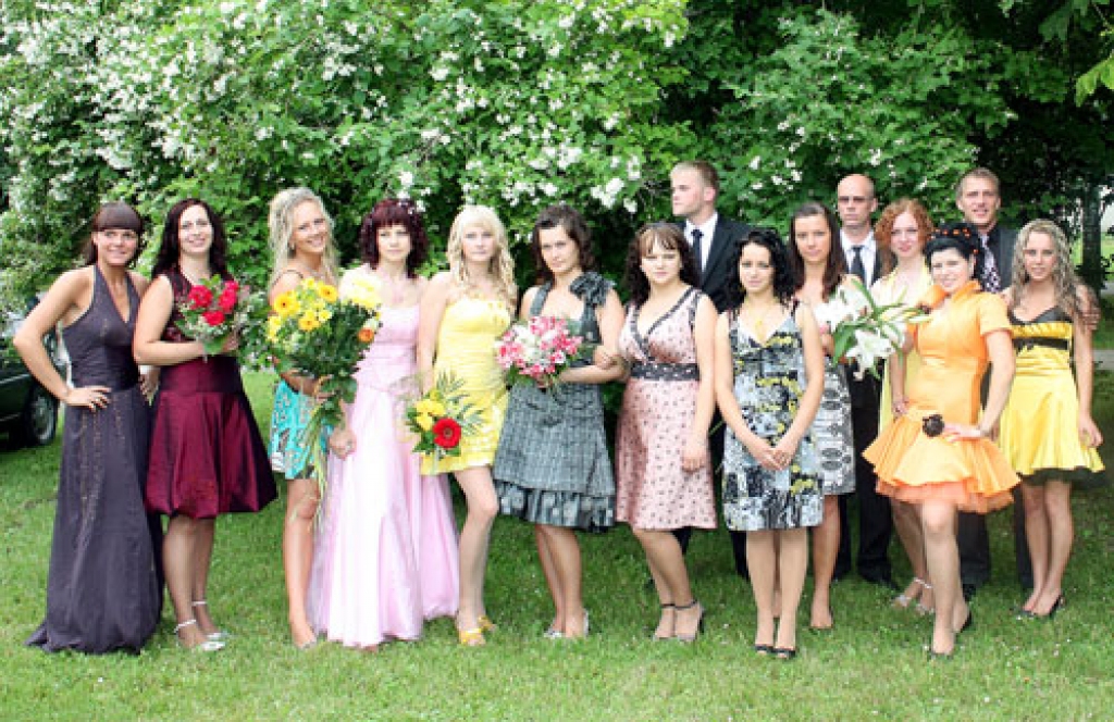 Sekretāru grupas absolventi, grupas audzinātājs Vismants Šulcs (aizmugurē otrais no labās).