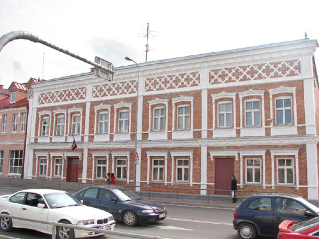 Bauskas rajona Bērnu un jauniešu centra fasāde kļuvusi izteiksmīgāka. 