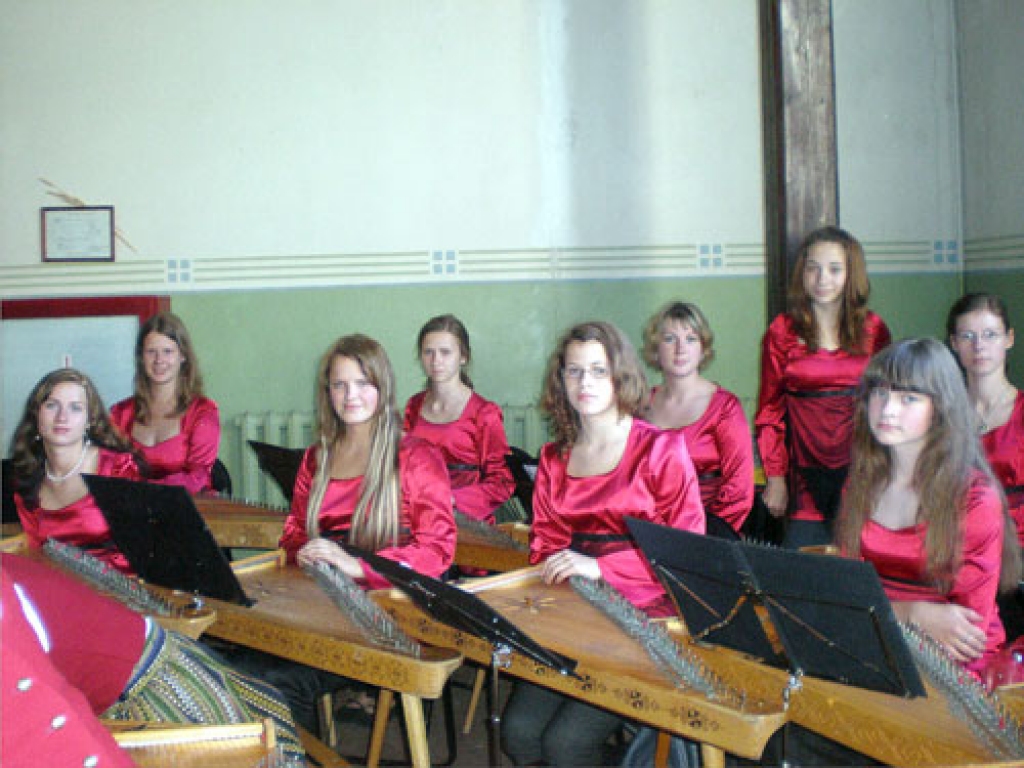 Iecavas mūzikas skolas koklētāju ansamblis «Uguntiņa» koncertā Dubultu ev. lut. baznīcā 21. jūnijā.