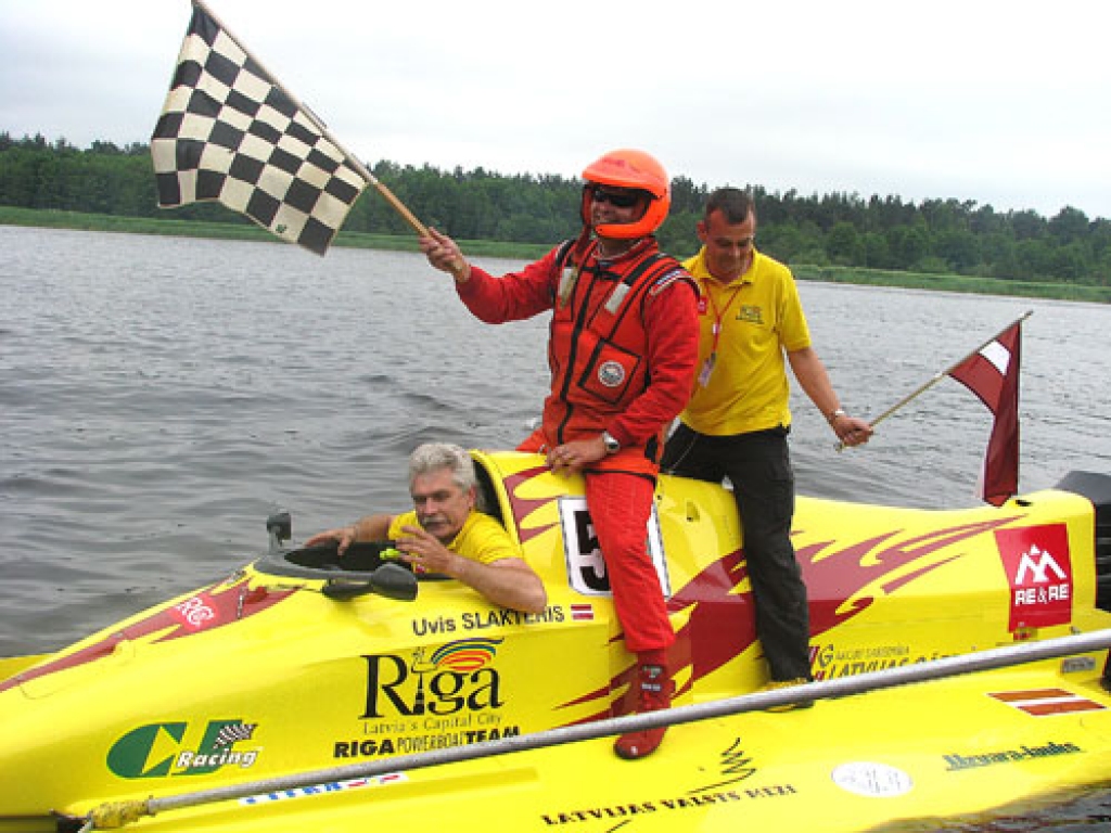 Pēc uzvaras pilots veic goda apli, ko ar prieku darīja Uvis Slakteris (vidū) un viņa komandas biedri.