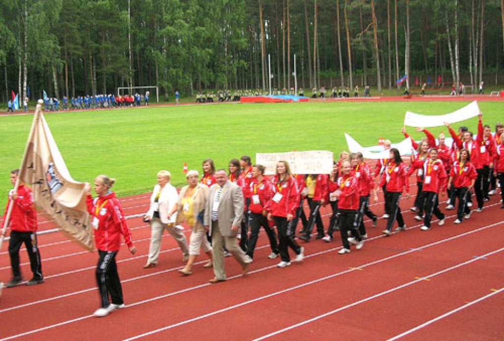 Bauskas rajona delegācija Latvijas Jaunatnes olimpiādes atklāšanas ceremonijā Jāņa Daliņa stadionā Valmierā. 