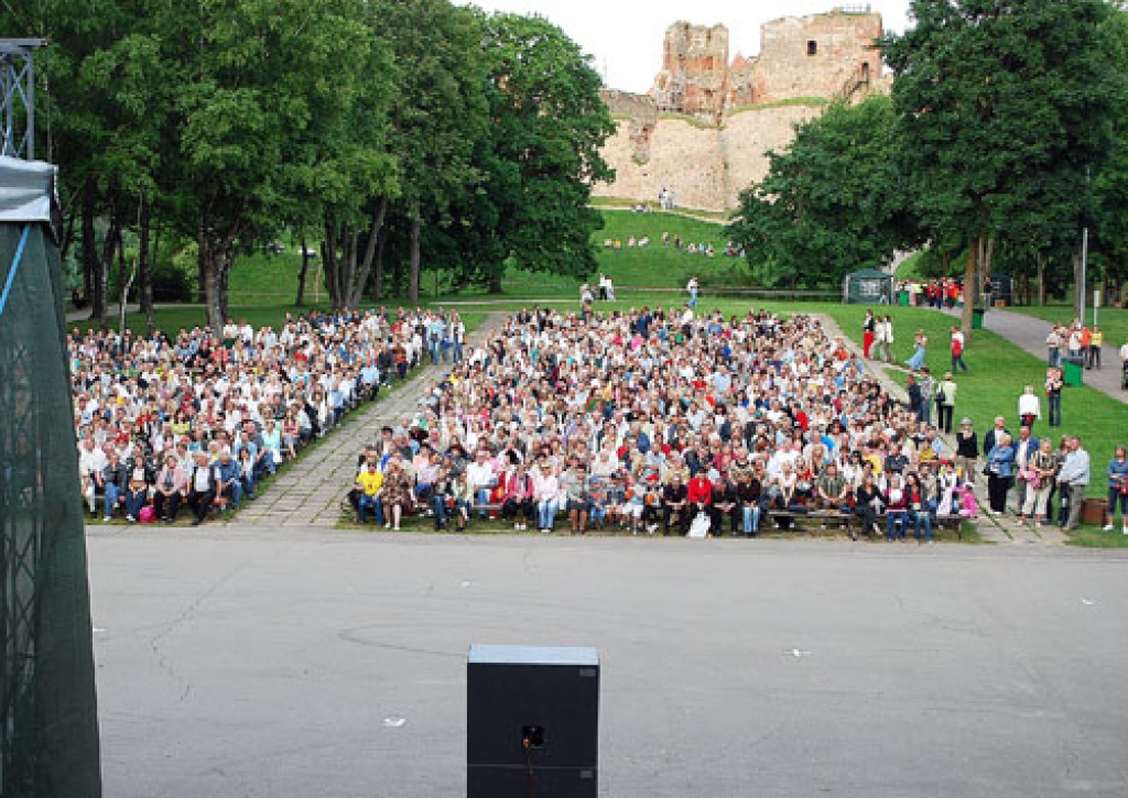 Līgo vakarā Bauskas pilskalna estrādē brīvu sēdvietu nebija.