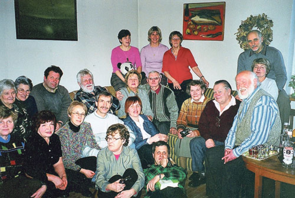 Dzejniekam Knutam Skujeniekam (no labās) tūrisma braucienā nejauši satikušos cilvēku draudzības veicināšanā esot svarīgākā loma. Viņš sācis organizēt atkalredzēšanos savās mājās Salaspilī. Literāta sieva Inta sēž priekšplānā. 