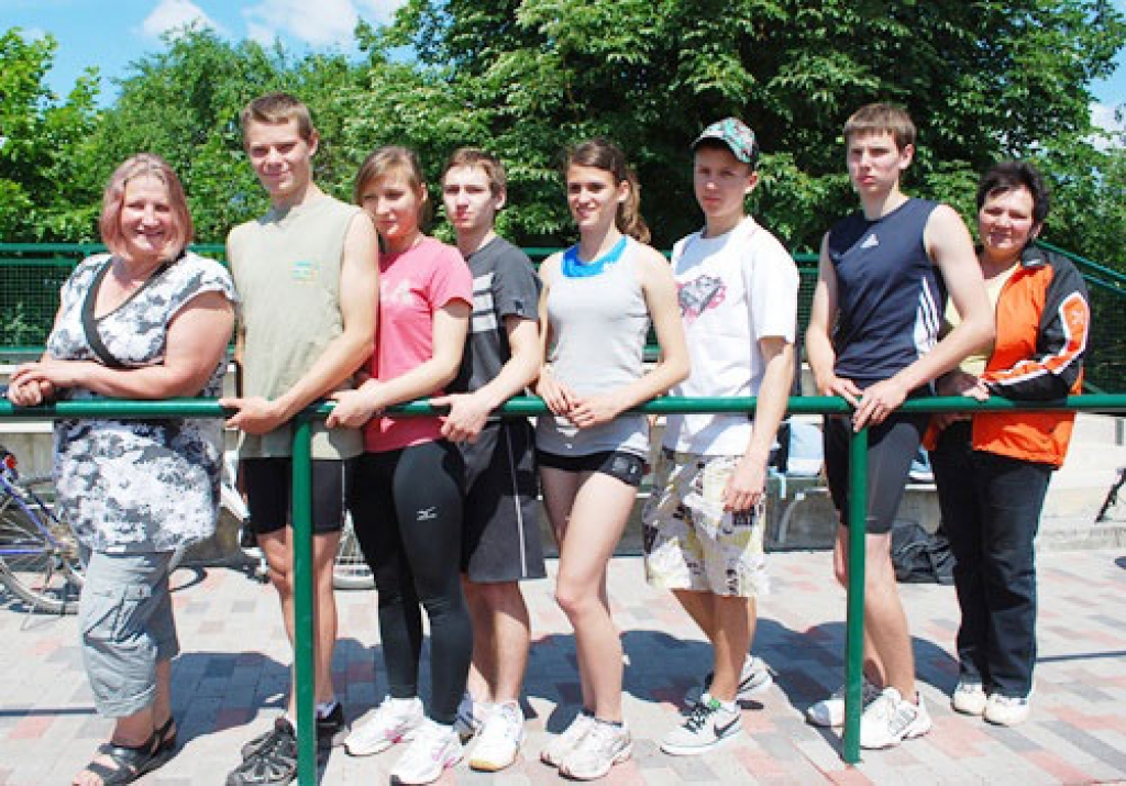 Pirms braukšanas uz Latvijas Jaunatnes olimpiādi Bauskas 1. vidusskolas stadionā kopīgs treniņš bija Līgas Macarovskas (no kreisās) un Ainas Indriksones (no labās) audzēkņiem.