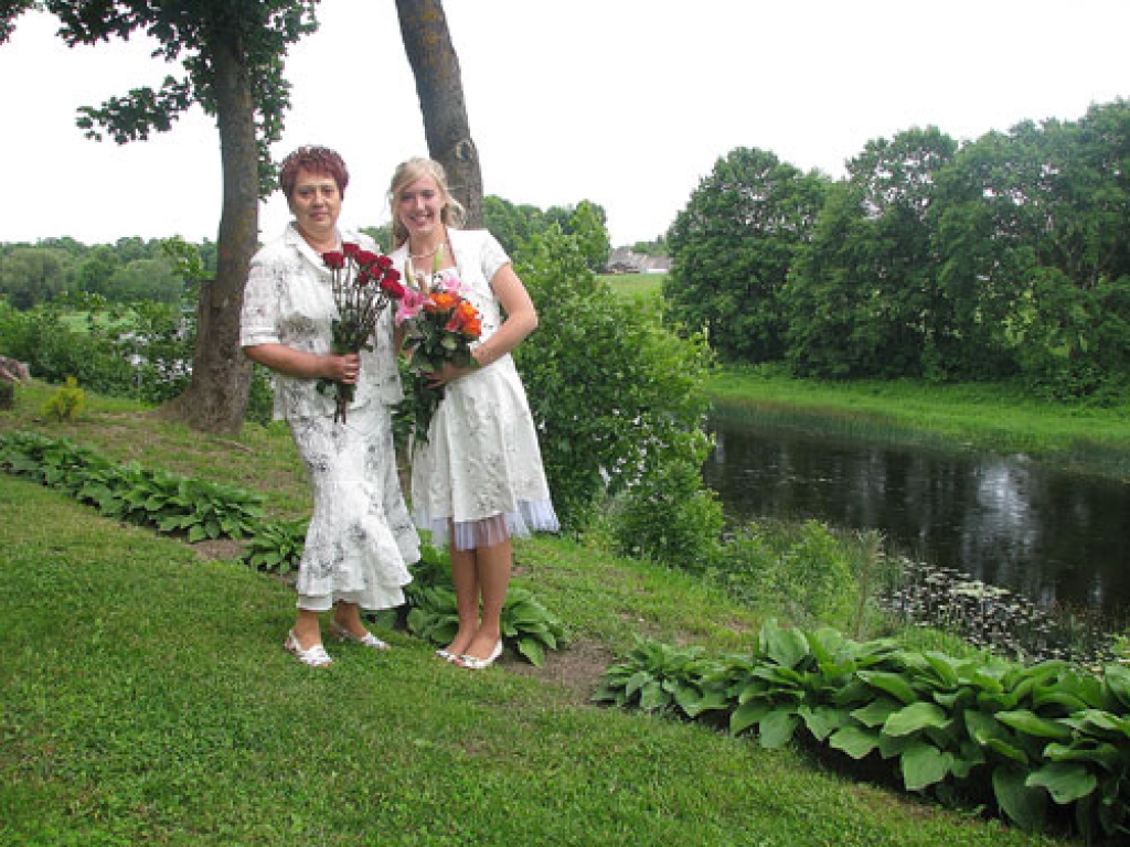 Gunta Romanovska kopā ar meitu Madaru, kas nupat beigusi Skaistkalnes vidusskolu. 