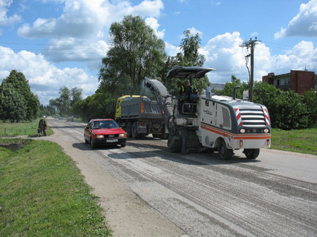 Draudzības ielā pēc vecās virskārtas noņemšanas ieklāts jauns melnais segums. 
