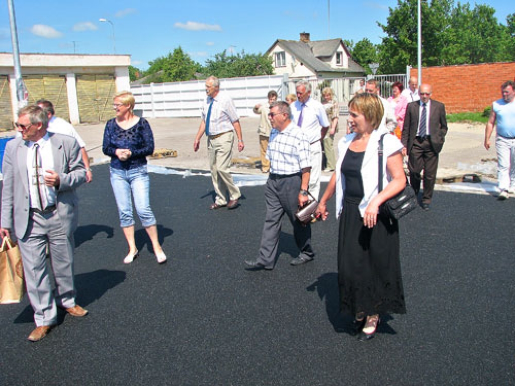 Pēc sēdes Bauskas rajona pašvaldību vadītāji devās apskatīt, kā rit stadiona rekonstrukcija. Priekšplānā rajona Padomes priekšsēdētājs Aivars Okmanis un izpilddirektore Dagnija Ludrika.