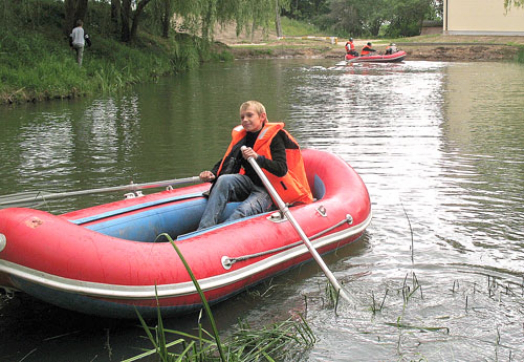Jaunsargu nometnes dalībniekiem bija ļoti daudzveidīgas laika pavadīšanas iespējas, arī vizināšanās pa dīķi. Šī nodarbe ļoti patika Griķu pamatskolas audzēknim Artim Pavāram. 