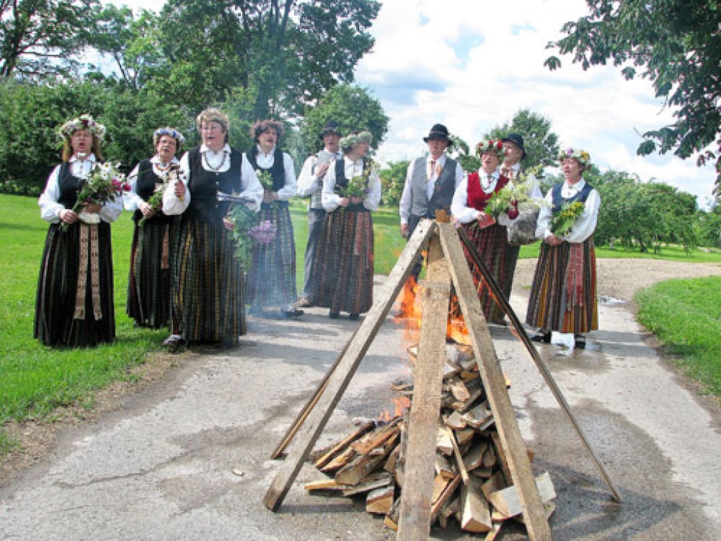Folkloristi, dejotāji un dziedātāji Codē iededzina Jāņu ugunskuru.