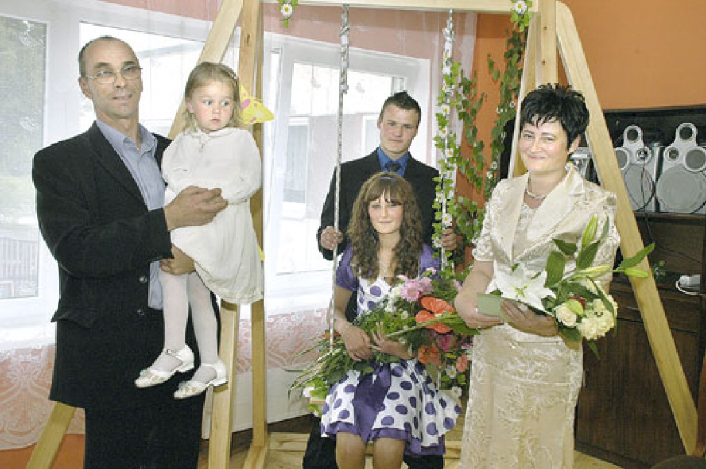 Bērsteles pamatskolas pedagoģes Evrikas Vēveres (no labās) ģimene 12. jūnijā. Apliecību par skolas beigšanu šogad saņēma meita Laura, pirms gada – dēls Edijs. Dzīvesbiedra Nikolaja rokās jaunākā meitiņa Ance. 