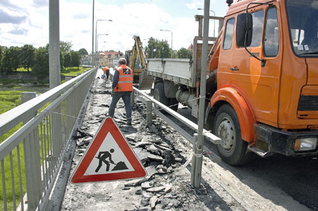 Pēc atklāšanas pavisam drīz trotuārā uz tilta pār Mēmeli «izauga» melnas pumpas. Beidzot pašvaldība šo būvētāju brāķi novērsīs.