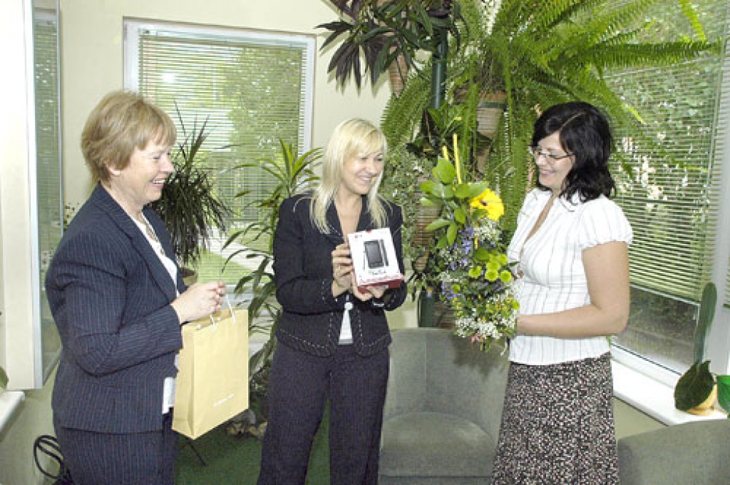 Baušķeniecei Sintijai Mūrniecei balvu – mobilo telefonu – par veiksmi klientu loterijā pasniedz Hipotēku bankas Bauskas filiāles vadītāja Māra Bite (no kreisās) un bankas  klientu servisa projektu vadītāja Santa Kaijaka.