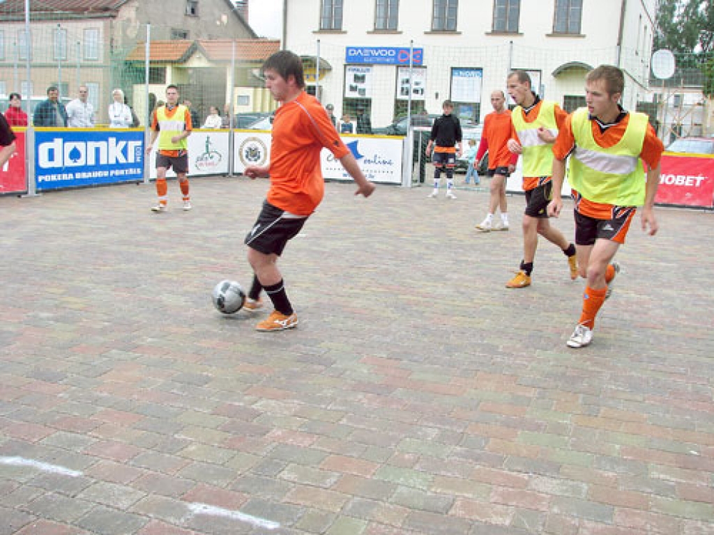 Bauskas rajona komanda «Manta.lv» (vestēs) sīvā spēlē pārspēja vienību «Grenctāle».