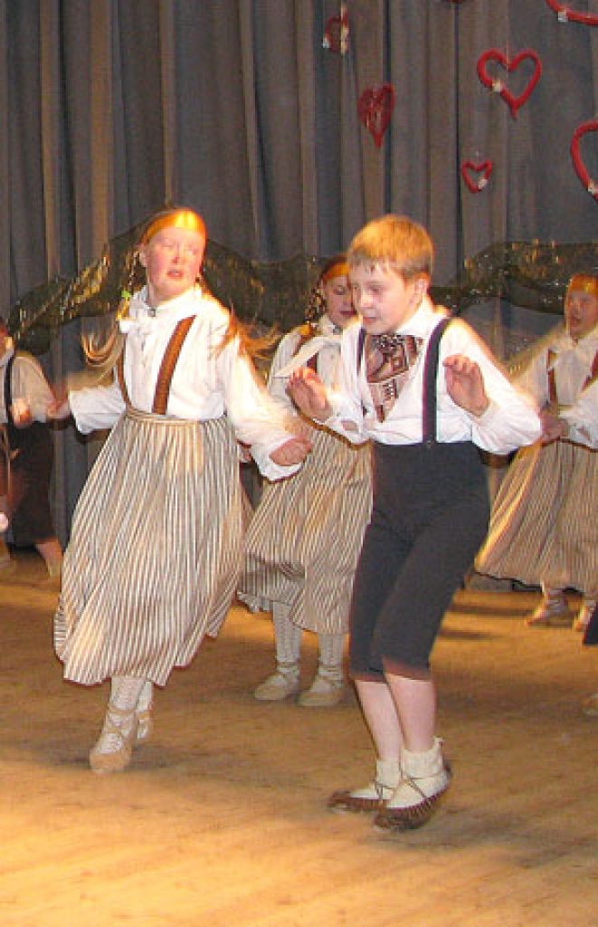 Vecsaules pamatskolas dejotāji. 