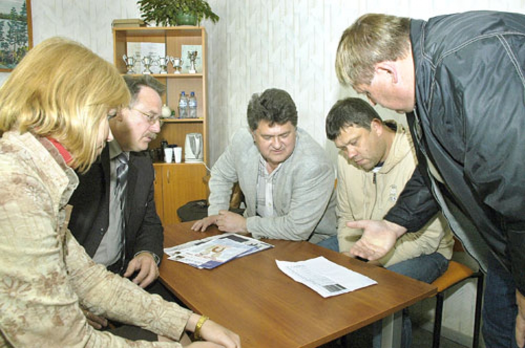 Partijas «Jaunais laiks» Bauskas nodaļas vadītāja Aivija Kursīte ar jaunievēlētajiem novada Domes deputātiem Uldi Kolužu (no kreisās), Jāni Rumbu, Egilu Milleru un Gintautu Tarvidu pēc ilgām diskusijām vienojušies, ka novadu vadīt uzticēs skolotājam Jānim Rumbam.