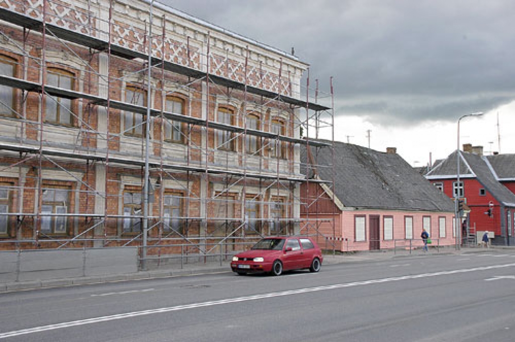 Bauskas 400 gadu jubileju gaidot, tiek atjaunotas fasādes vairākām ēkām Kalna ielā. 