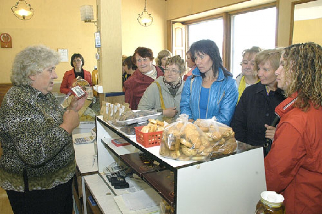 Kuldīgas un Saldus rajona lauku attīstības speciālistus interesēja, kā Bauskā darbojas «Omes bodīte», kurai preces piegādā vietējie un citu rajonu zemnieki. 