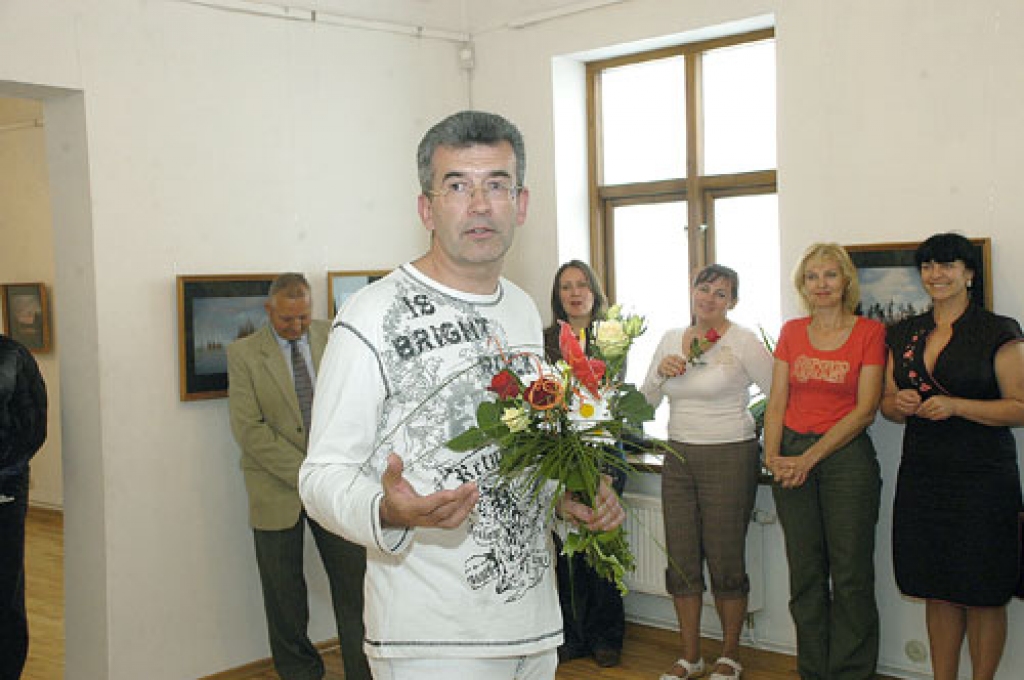 Fotogrāfiju autors Raitis Ābelnieks izstādes «Dzīves atspulgi» atklāšanā. 