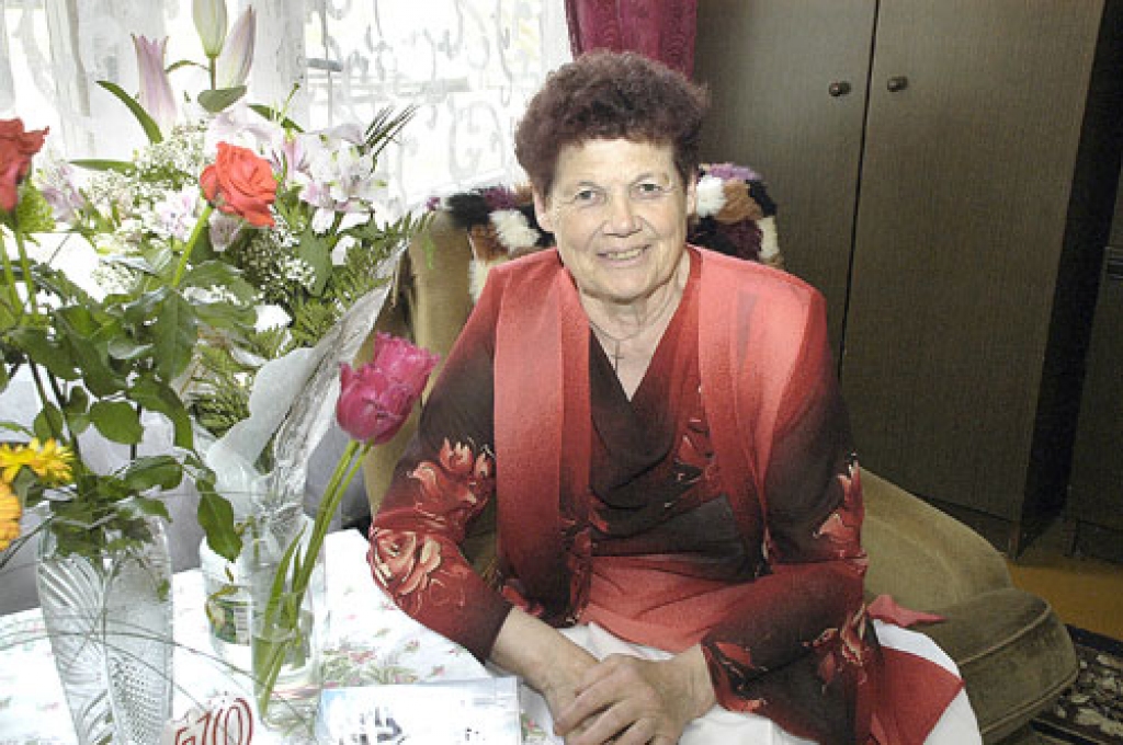 Dzidras Saknes dzīvoklis jau pirms dzimšanas dienas ir pilns ar ziediem, jo 27. maijā nosvinēta vārdadiena.